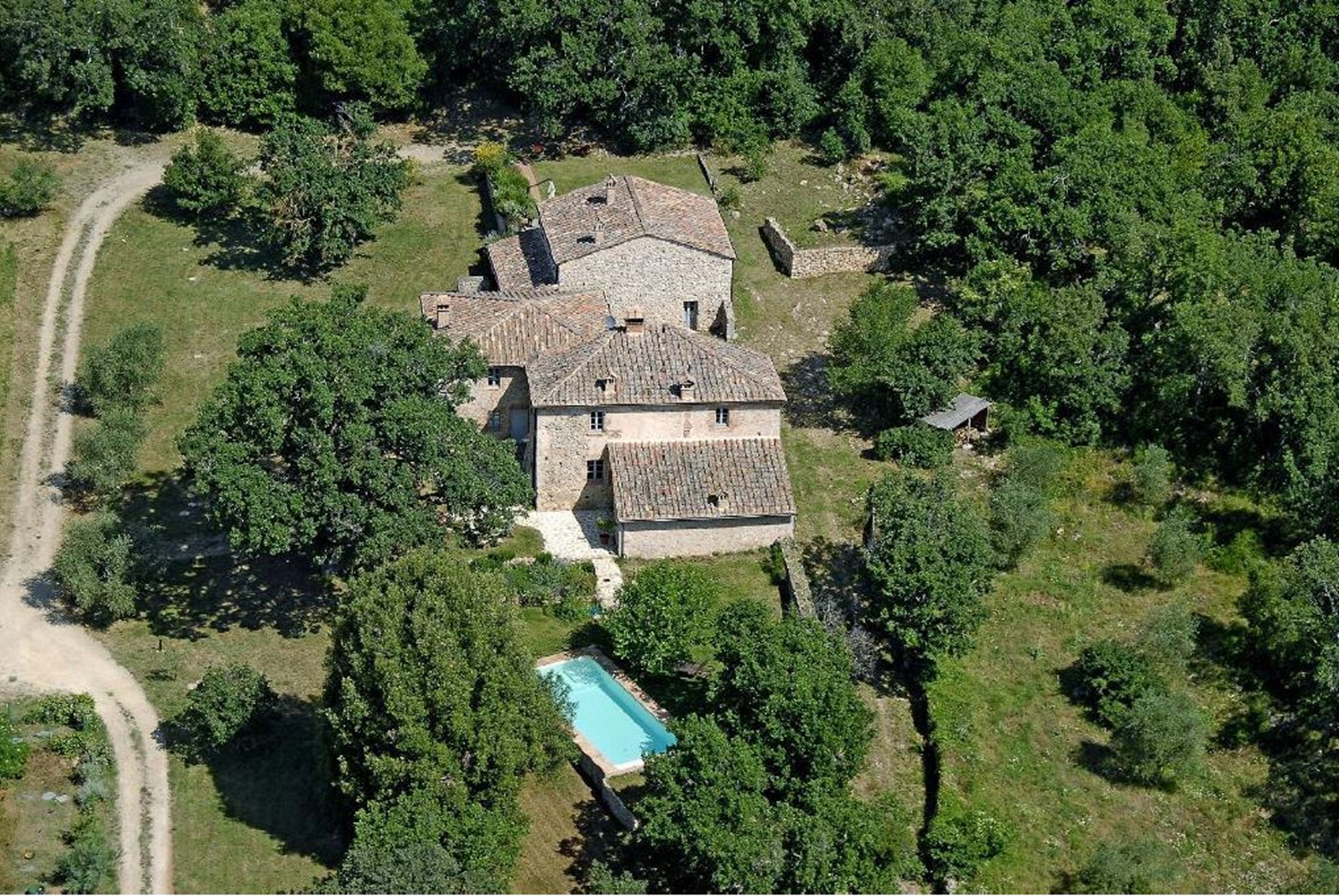 country house hamlet for sale monteriggioni santa colomba   pian del lago