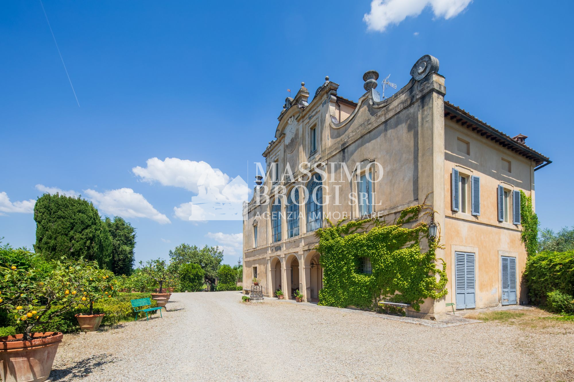 villa for sale siena suburbs