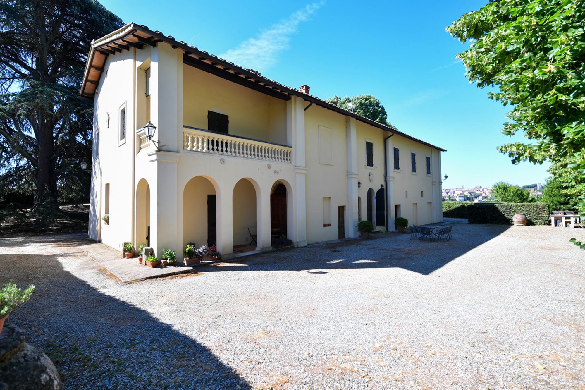 villa for sale siena suburbs